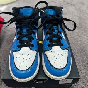 Nike Air Jordan 1 MID SE Youth 4.5. Signal blue/Black-White